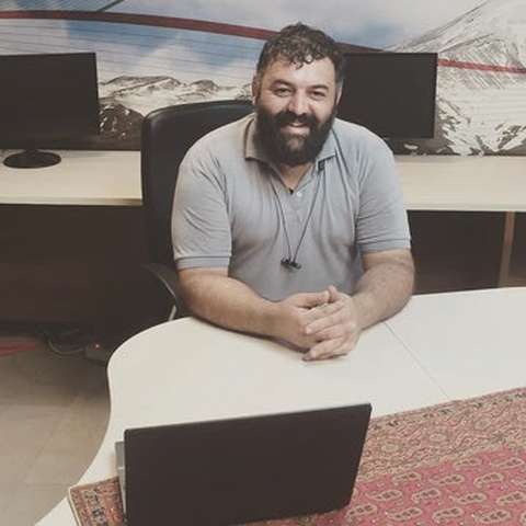 هنوزم با این همه درد منم و بغضم و گریه
