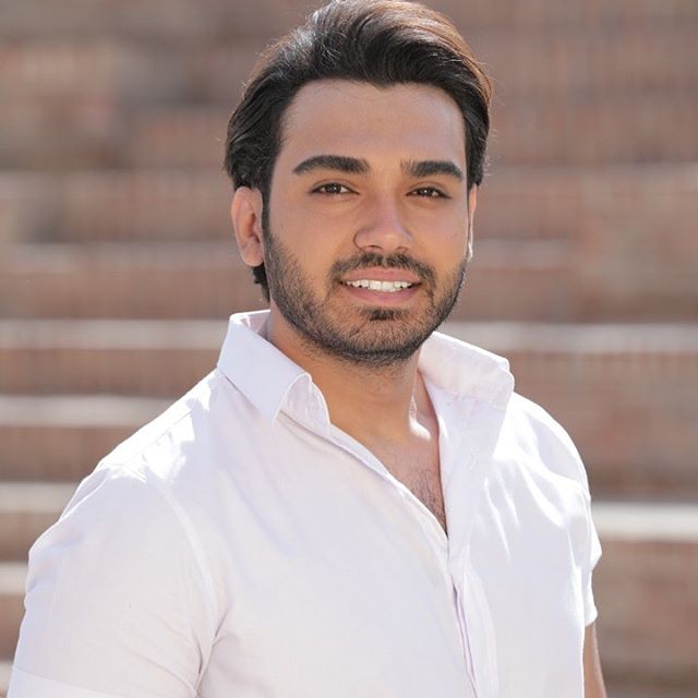 سینا درخشنده چشم بندی